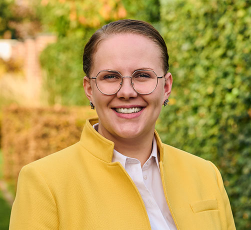 Frau Astrid Harker